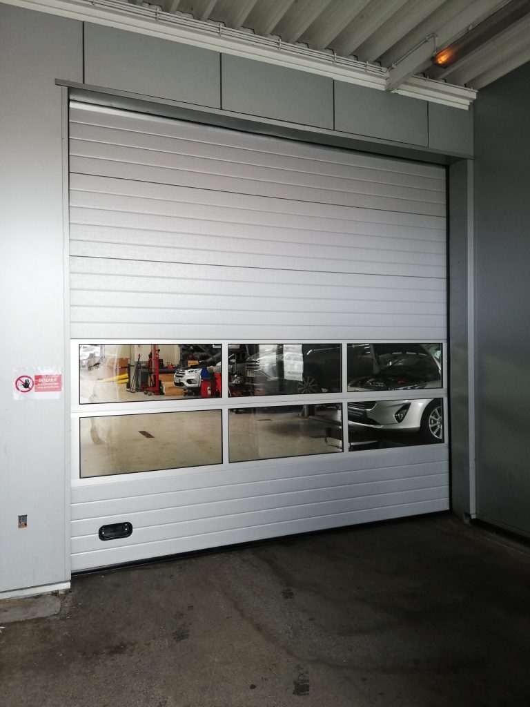 réalisation porte sectionnelle avec panneau vitré arbeca fermeture industrielle